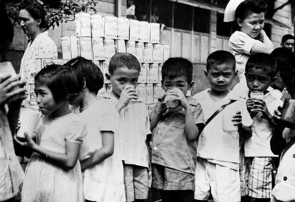 Un grupo de niños bebe leche suministrada por el UNRRA en Manila, la capital de Filipinas en 1946.