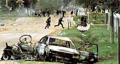 Miembros de la policía argentina de fronteras se enfrentaban ayer a manifestantes en la provincia de Salta, fronteriza con Bolivia.