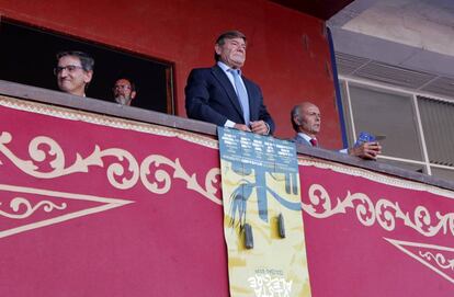 Matías González, presidente de la plaza de Bilbao, en el centro.