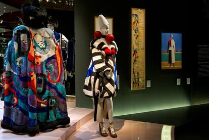 En 1959, 12.000 rusos compraron una entrada para ver los diseños de Dior (entonces, obra de Yves Saint Laurent) que se exhibieron en Moscú durante una semana. Es una muestra de la antigua y mútua fascinación entre la casa de moda francesa y el país que ahora acoge esta exposición. A la inversa, el propio Dior visitó Moscú en 1931, como un impresionable joven de 26 años, y quedó marcado por su cultura. La sección de la muestra que recoge la influencia del espíritu viajero tiene un apartado dedicado a Rusia. Una obra de Malevich de 1931 acaricia un diseño de la colección de primavera/verano 2002 de Galliano, que estuvo directamente inspirada en el vanguardista pintor ruso. TEXTO: E. DE LA TORRIENTE