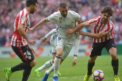 Mikel Balenziaga del Athletic Bilbao y Yeray Alvarez y Karim Benzema del Real Madrid en acción.