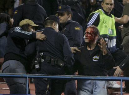 Un hincha del Marsella se encara con la policía en el Calderón.