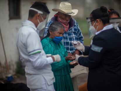Una enfermera hace un chequeo médico a una mujer en la comunidad de San Isidro Boxipe, en el Estado de México, el 13 de julio.