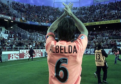 Albelda, el capitán, aplaude a los aficionados presentes en el Sánchez Pizjuán.