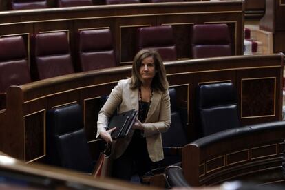 La ministra Fátima Báñez abandona su escaño del Congreso tras ser aprobada la reforma laboral, el pasado 28 de junio.