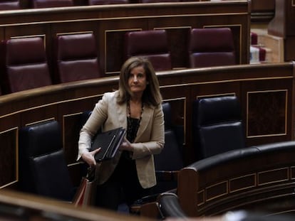 La ministra Fátima Báñez abandona su escaño del Congreso tras ser aprobada la reforma laboral, el pasado 28 de junio.