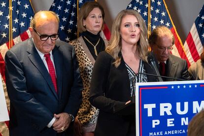 Miembros del equipo legal de Donald Trump, entre ellos Jenna Ellis, en noviembre de 2020, en Washington.