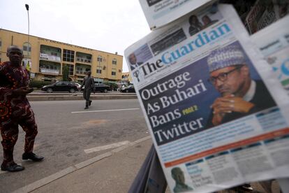 FILE PHOTO: A man looks at newspapers at a newsstand in Abuja, Nigeria June 5, 2021. REUTERS/Afolabi Sotunde/File Photo