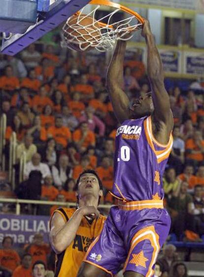 Pietrus, del Valencia, anota ante el alero argentino del Fuenlabrada Matías Sandes.