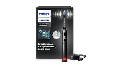 Escovas de dentes elétricas em um fundo branco.