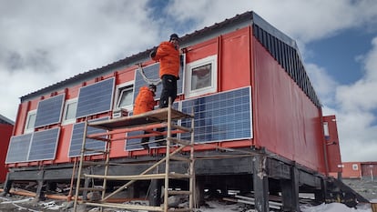 Investigadores de la CNEA instalan paneles solares en la Base Antártica Marambio.