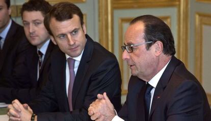 Hollande (a la dreta) al costat del ministre d'Economia, Emmanuel Macron.