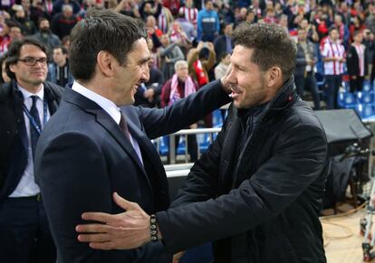 Diego Simeone (d), entrenador del Atlético de Madrid, saluda a Tayfun Korkut, entrenador del Bayer Leverkusen.