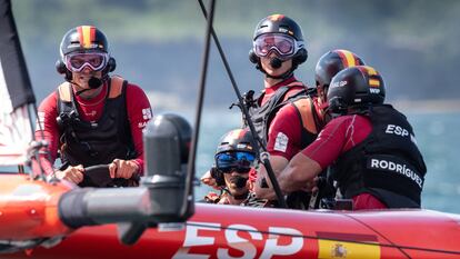 Diego Botín, a la izquierda, al volante del F50 español de SailGP, en su debut, en Sídney.