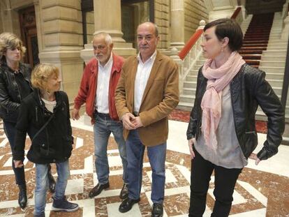 Martin Garitano recibe en la Diputación de Gipuzkoa a familiares de un preso y a una representante de Etxerat.