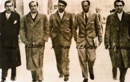 De izquierda a derecha, José Bergamín, Rafael Alberti, Pablo Neruda, Luis Cernuda y Manuel Altolaguirre, Madrid, 1935. Archivo de la Fundación Pablo Neruda, Santiago de Chile.