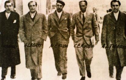De izquierda a derecha, José Bergamín, Rafael Alberti, Pablo Neruda, Luis Cernuda y Manuel Altolaguirre, Madrid, 1935. Archivo de la Fundación Pablo Neruda, Santiago de Chile.
