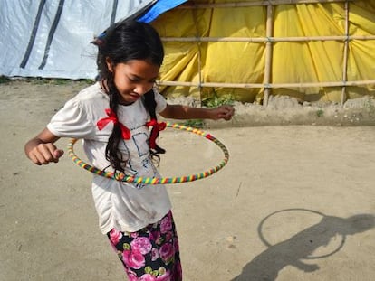 Una niña juega con un aro en el campo de desplazados de Chuchepati.