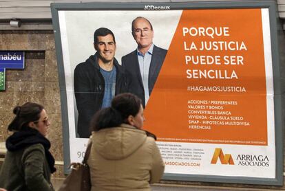 Un cartel en el metro de Madrid anuncia los servicios legales de un despacho