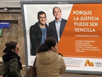 Un cartel en el metro de Madrid anuncia los servicios legales de un despacho