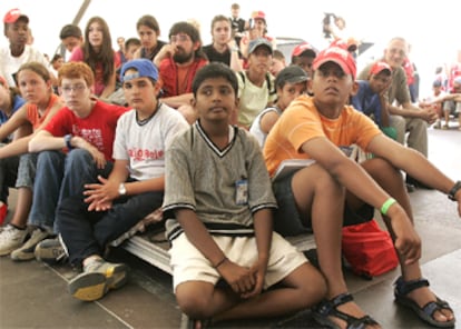 Un grupo de niños del primer Campamento de la Paz del Fórum.