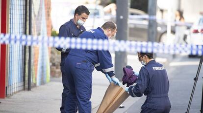 La policía examina la puerta del club nocturno en Prahran, Melbourne.