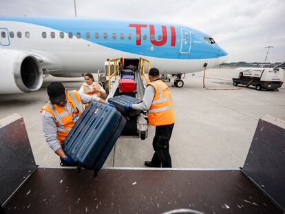 Descarga de maletas en un avión de TUI en el aeropuerto de Rotterdam (Holanda)