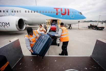 Descarga de maletas en un avión de TUI en el aeropuerto de Rotterdam (Holanda)