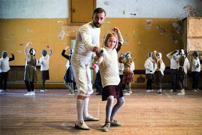 El actor estonio Märt Avandi como el maestro de esgrima Endel y la niña Liisa Koppel (Marta) en el filme La clase de esgrima (2015).