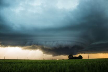 Tornado que parece envolver os terrenos de uma granja do Kansas (Estados Unidos).