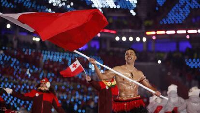 Pita Taufatofua en su célebre desfile con la vestimenta tradicional de su isla.