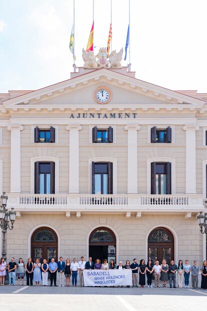 Concentración y minuto de silencio por el asesinato de una mujer ayer en Sabadell, frente al Ayuntamiento de la ciudad.