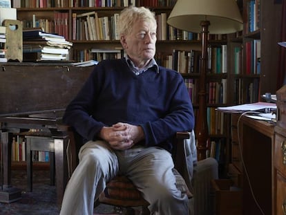 El fil&oacute;sofo y escritor Roger Scruton, en su casa en Reino Unido, en septiembre de 2015. 