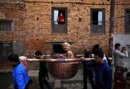 Jóvenes hindús participan en una procesión durante el festival Madhav Narayan en honor de Shiva, dios de la creación y la destrucción, en Katmandú (Nepal).