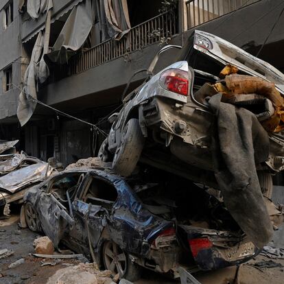 Beirut (Lebanon), 11/10/2024.- Damaged cars are seen after an Israeli military strike on the Basta neighborhood in Beirut, Lebanon, 11 October 2024. At least 22 people were killed and 117 injured in an Israeli military strike in Beirut, Lebanon's Ministry of Public Health stated on 10 October. According to the Lebanese Ministry of Health, more than 2,100 people have been killed and over 10,000 others have been injured in Lebanon since Israel expanded its military operations to Lebanon in September 2024. (Líbano) EFE/EPA/WAEL HAMZEH
