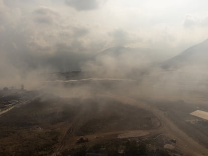 Vista de un vertedero afectado por incendios forestales en el municipio de Villa Nueva, al sur de Ciudad de Guatemala, el 10 de abril. 
