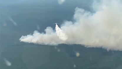 Un avión lanza agua para tratar de sofocar uno de los incendios que están afectando a la región rusa de Yakutia.