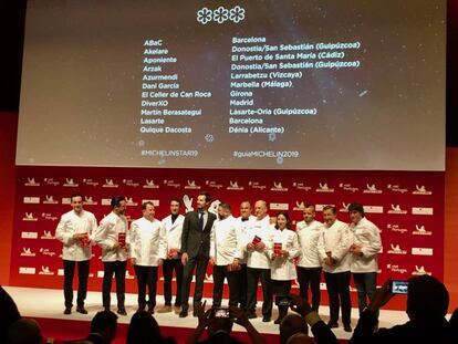 EL GRUPO DE LOS TRES ESTRELLAS CON EL DIRECTOR INTERNACIONAL DE LAS GUÍAS GWENDAL POULLENNEC / CAPEL