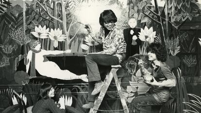 Kenzo pinta su primera tienda en París con motivos selváticos inspirados en la obra de Henri Rouseeau en 1970.