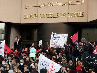 Manifestación contra el Gobierno frente al Banco Central de Túnez,  este sábado en la capital.