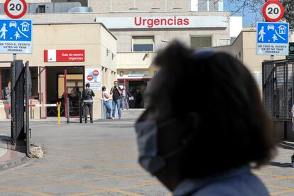 Una mujer con mascarilla, este viernes ante la puerta de Urgencias del Hospital Gregorio Marañón, en Madrid.