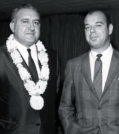 En Filipinas, a principios de la década de 1960, Jaime Gil de Biedma (derecha) posa con Manuel Meler, presidente y director general de la Compañía General de Tabacos de Filipinas desde 1969 a 1989.