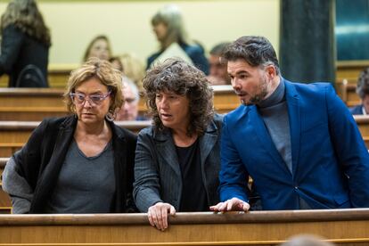 Montse Basas, Teresa Jordá y Gabriel Rufián, este martes en el Congreso.