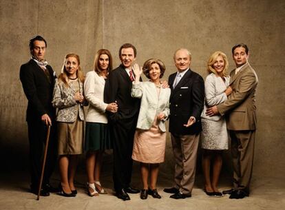 El elenco de actores de 'La familia irreal', que puede verse en el teatro Victòria de Barcelona.
