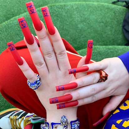 Así son las increíbles uñas de Billie Eilish con logo de Gucci.