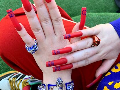 Así son las increíbles uñas de Billie Eilish con logo de Gucci.