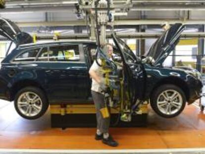 Un empleado trabaja en la producción del nuevo Opel Insignia Sports Tourer en la planta que el fabricante de automóviles tiene en Rüsselsheim (Alemania). EFE/Archivo