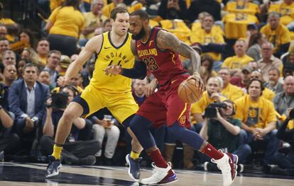 LeBron James trata de superar a Bogdanovic.