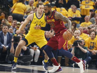 LeBron James trata de superar a Bogdanovic.