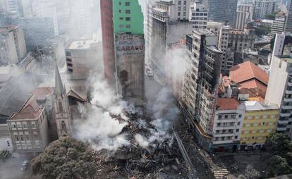 Un edificio que colapsó después de incendiarse en São Paulo.